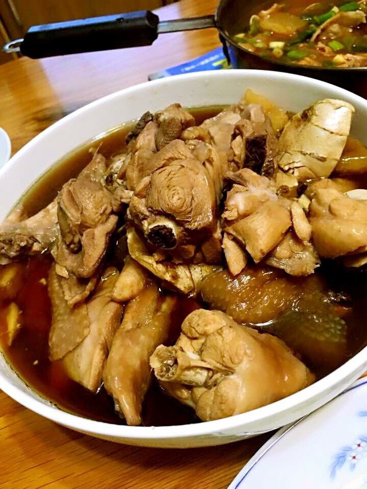 餐桌上的人妻料理*酒香燉雞。