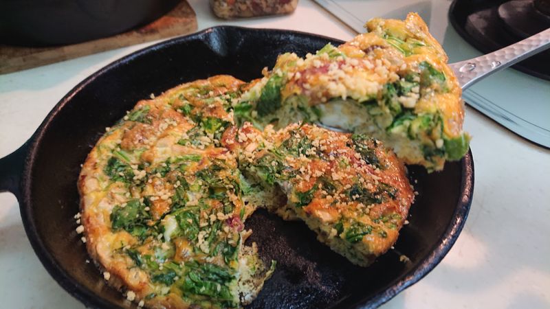 鐵鑄鍋料理-培根杏鮑菇菠菜烘蛋