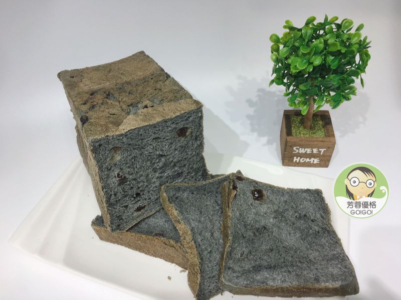 優格竹炭葡萄乾吐司
