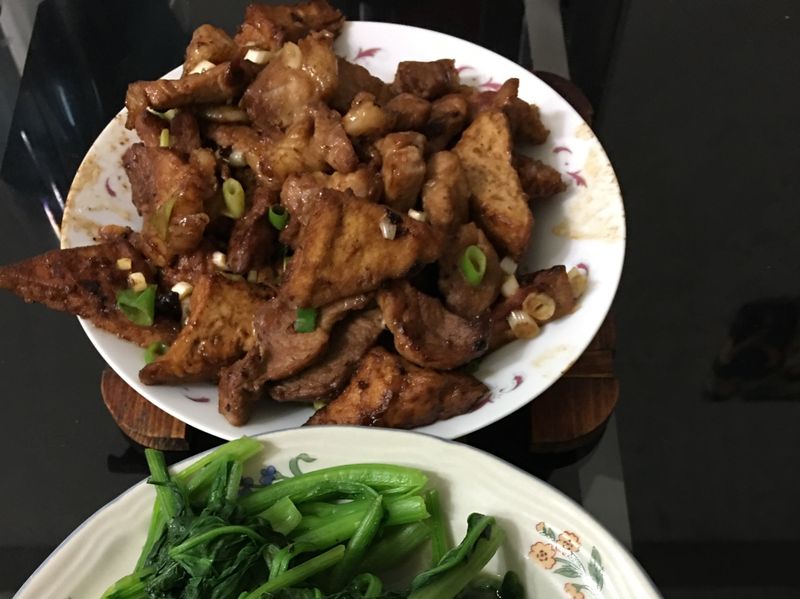 油豆腐炒豬肉