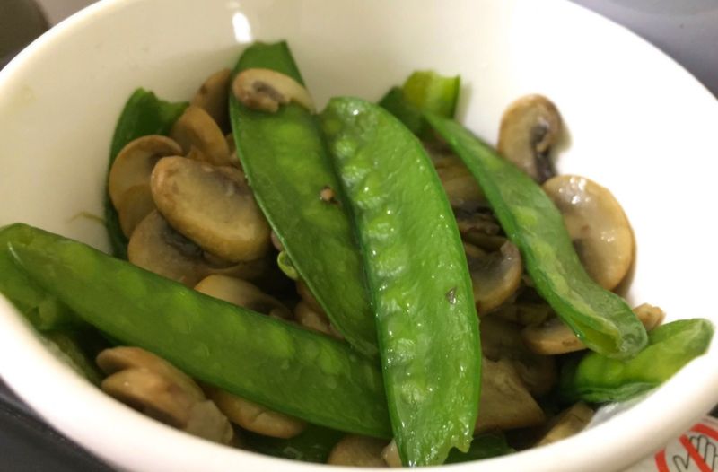 洋菇炒荷蘭豆
