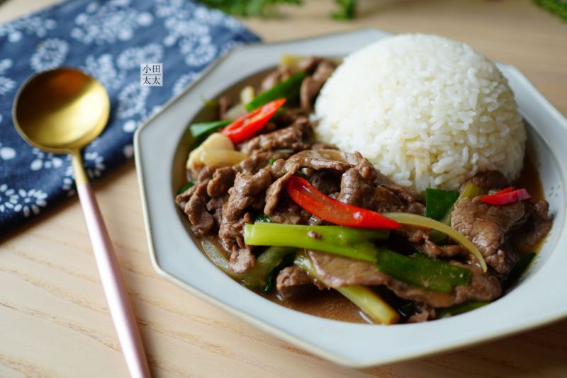 份量十足又好吃的蔥爆牛肉燴飯!(影片食譜