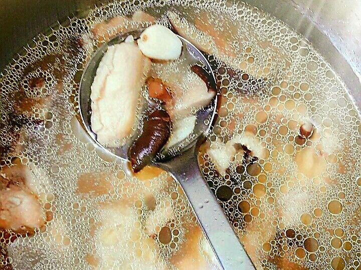 蒜頭香菇雞湯