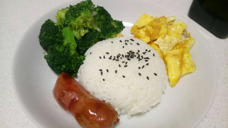香腸花椰菜炒蛋餐