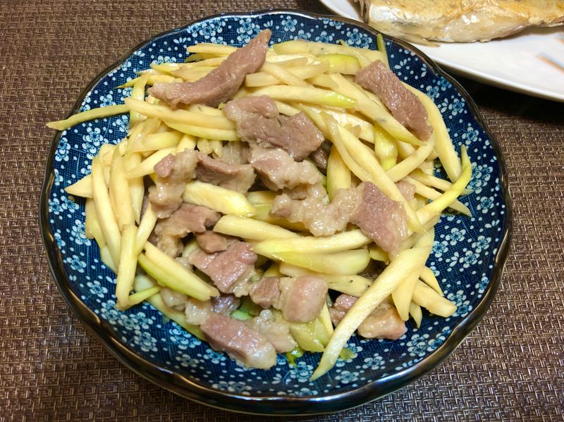 皎白筍炒梅花豬肉