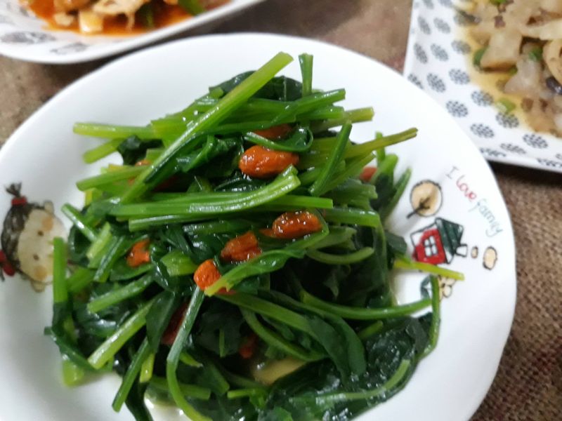 五分鐘上菜─水煮枸杞菠菜