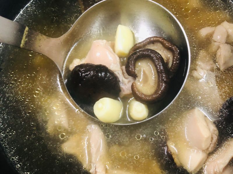 39.香菇蒜頭雞湯