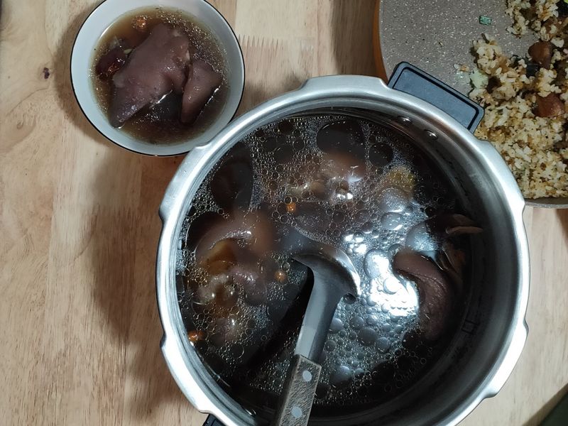 黑豆豬腳湯