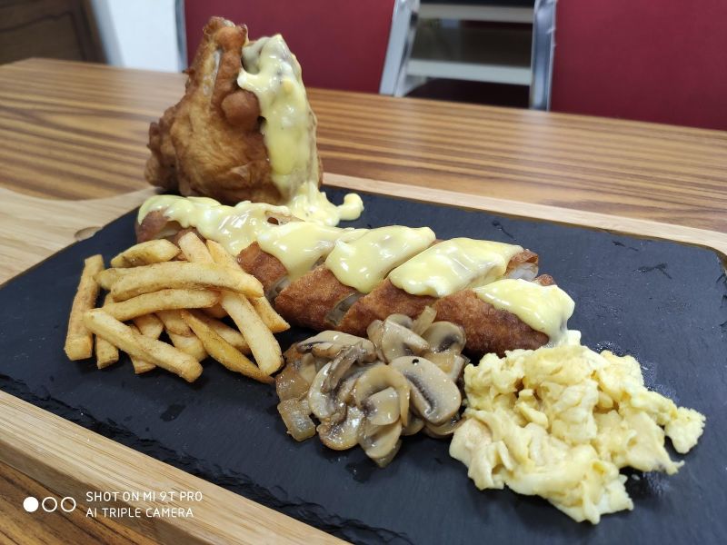 酥炸英式啤酒麵糊魚片塔塔醬、炒蛋附洋菇片