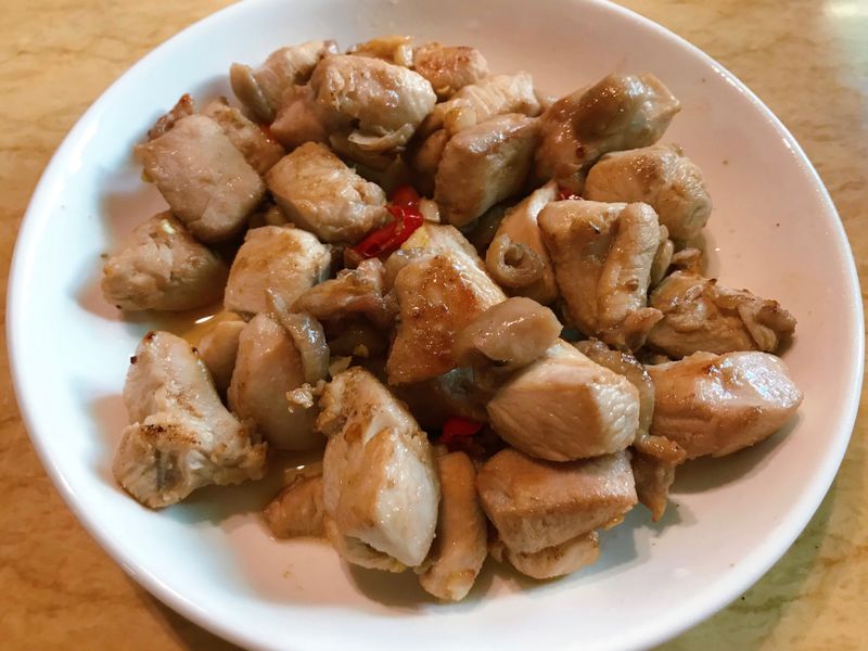 。蒜辣雞丁。