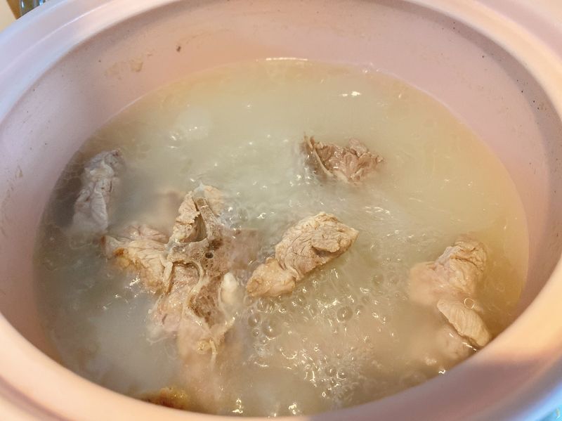 熬梅花排骨湯  高湯