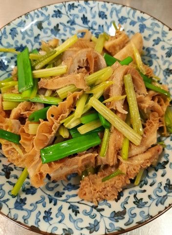 蔥爆芹菜炒牛肚絲