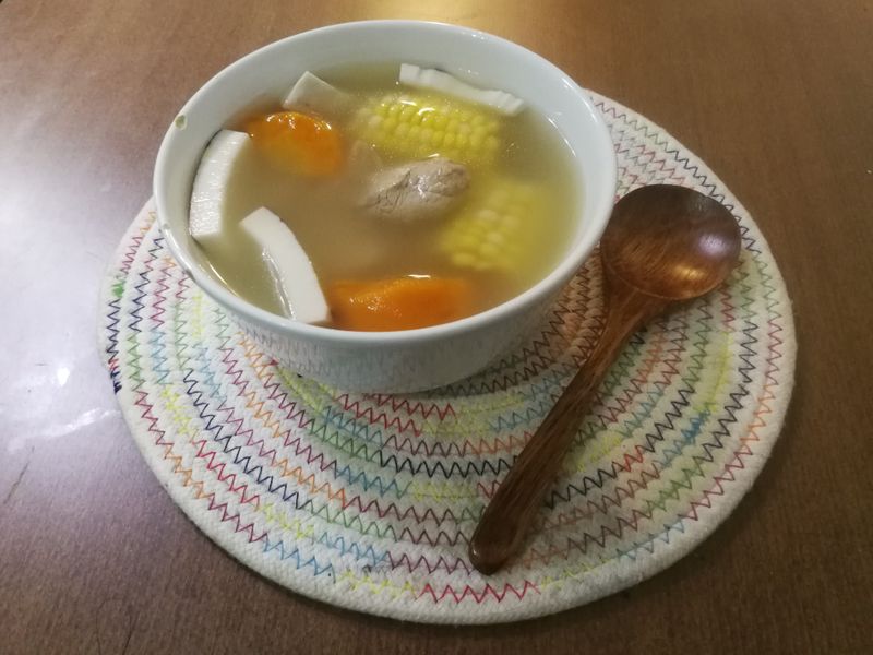 椰子海底椰粟米紅蘿蔔豬展湯