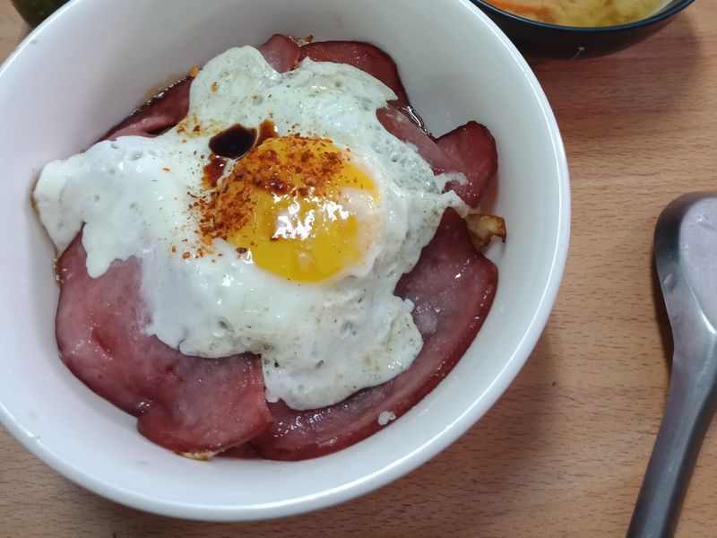 【緊張的】火腿蛋丼飯