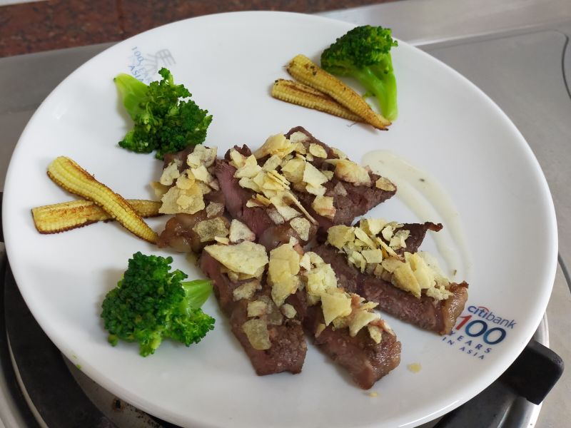 自創菜 卡滋嫩煎牛