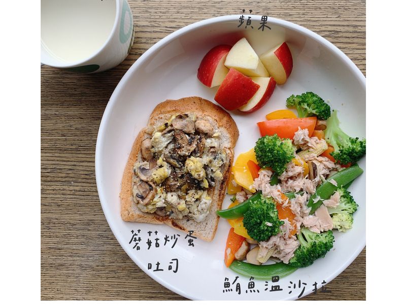 蘑菇炒蛋吐司