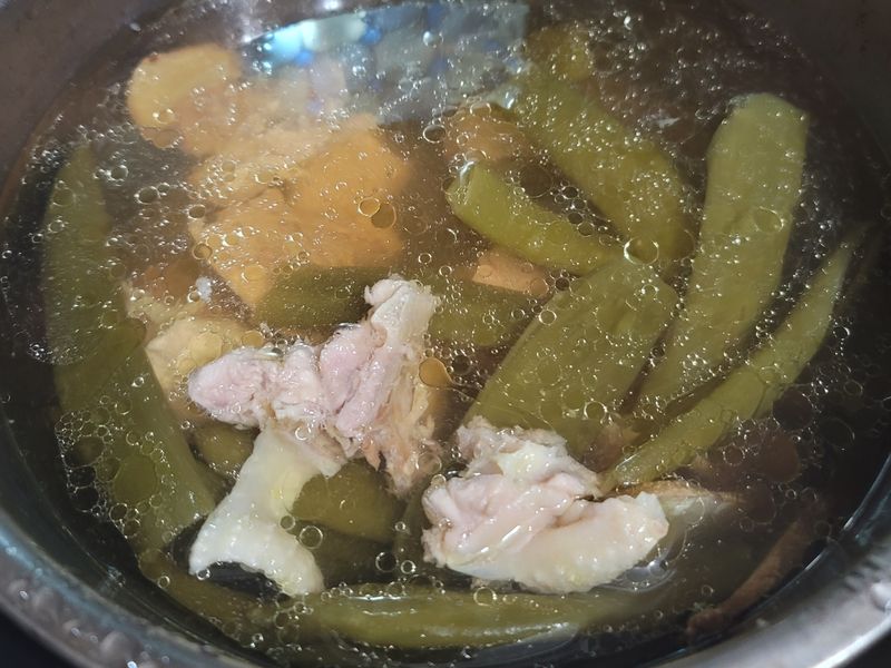 剝皮辣椒雞湯