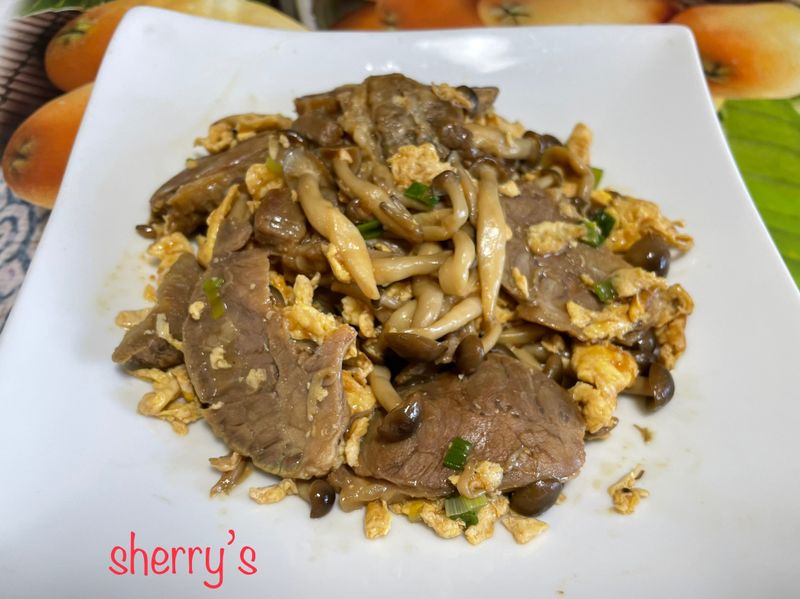 菊花肉(嘴邊肉)&鴻禧菇炒蛋