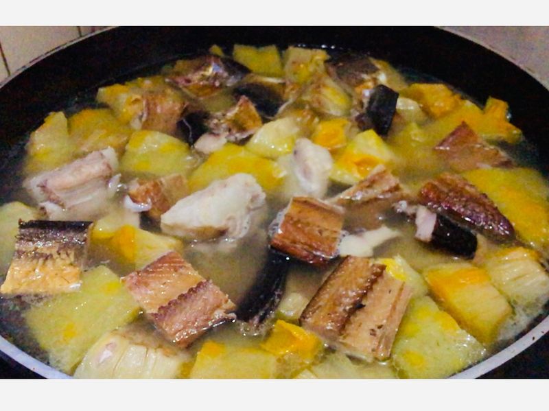 燻飛魚麵包果排骨湯~原民風
