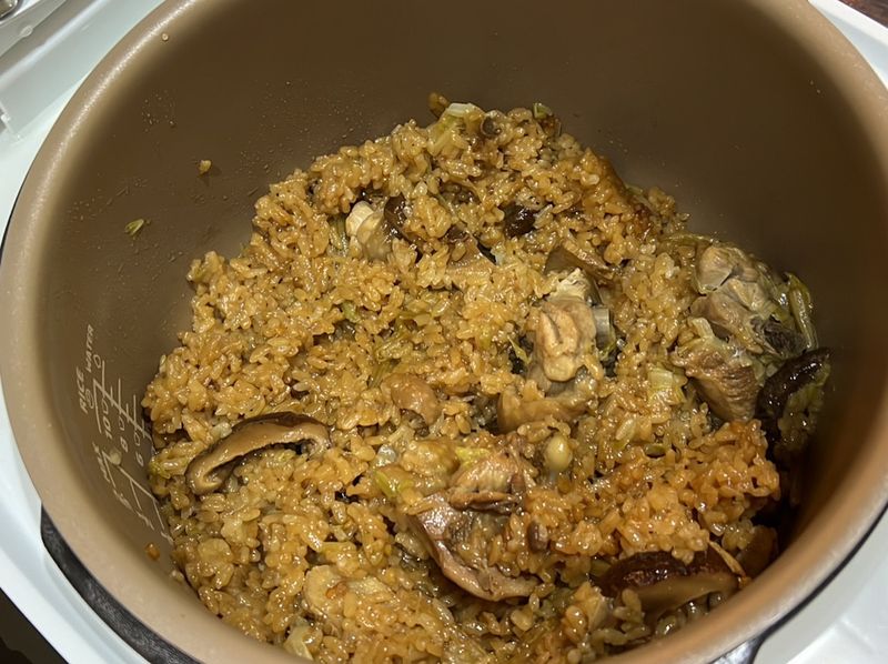 花雕香菇雞腿煲飯