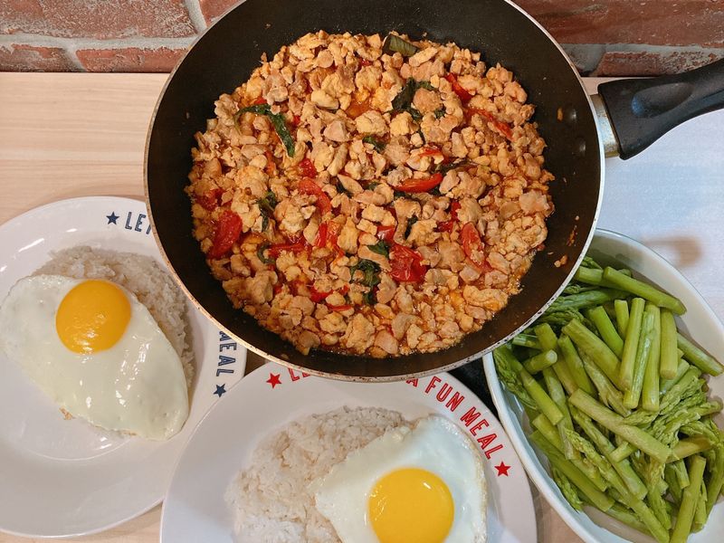 是拉差醬版-打拋雞肉飯