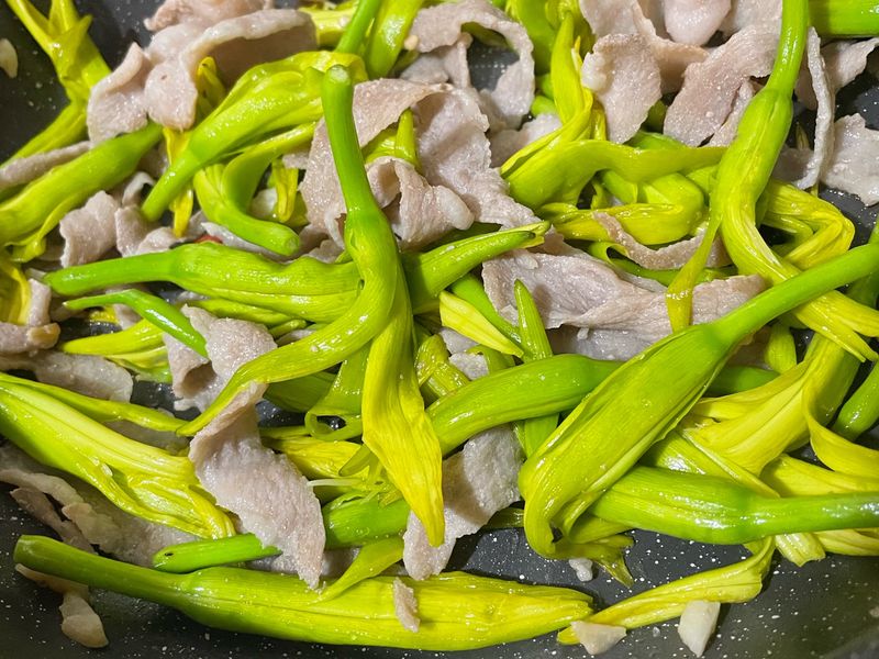 蒜炒肉片金針