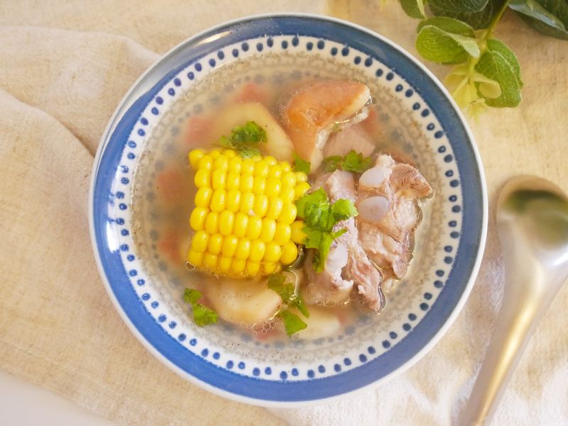 免顧火「菱角玉米排骨湯」好清甜~