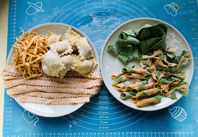 六種手工彩色義大利麵的變化