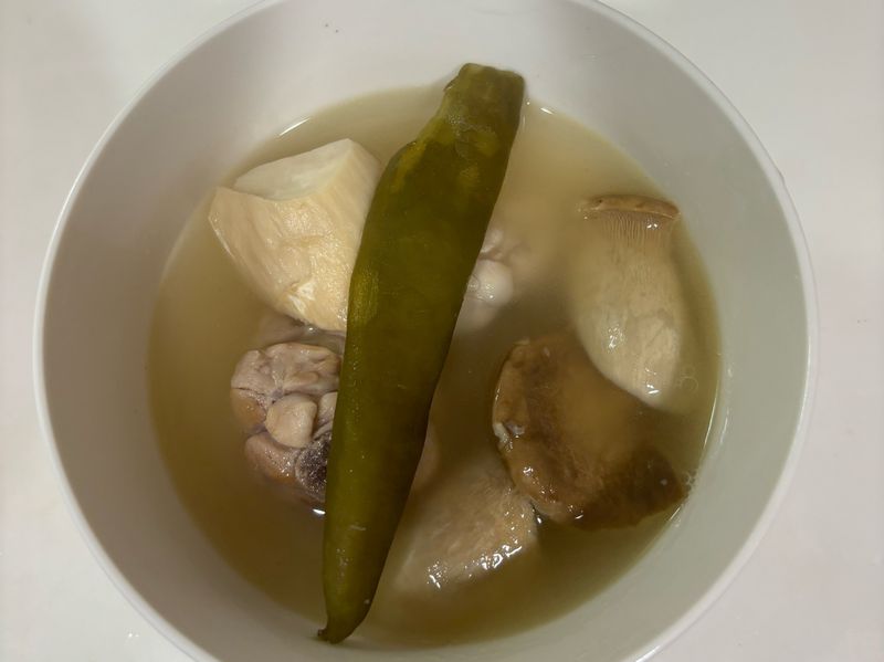 剝皮辣椒雞湯