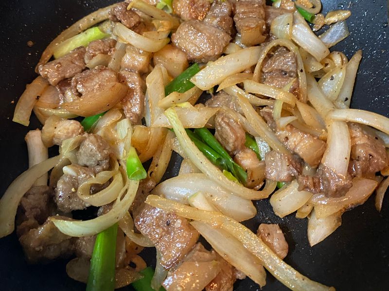 洋蔥炒鹹豬肉