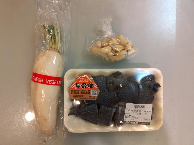 寒冬中溫暖你,蒜頭蘿蔔烏骨雞湯-大漠國渡