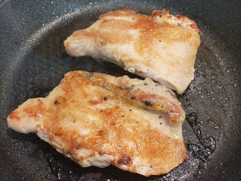 煎馬告雞腿排