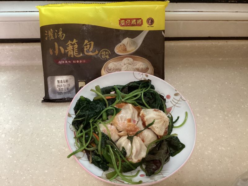 青菜配湯包