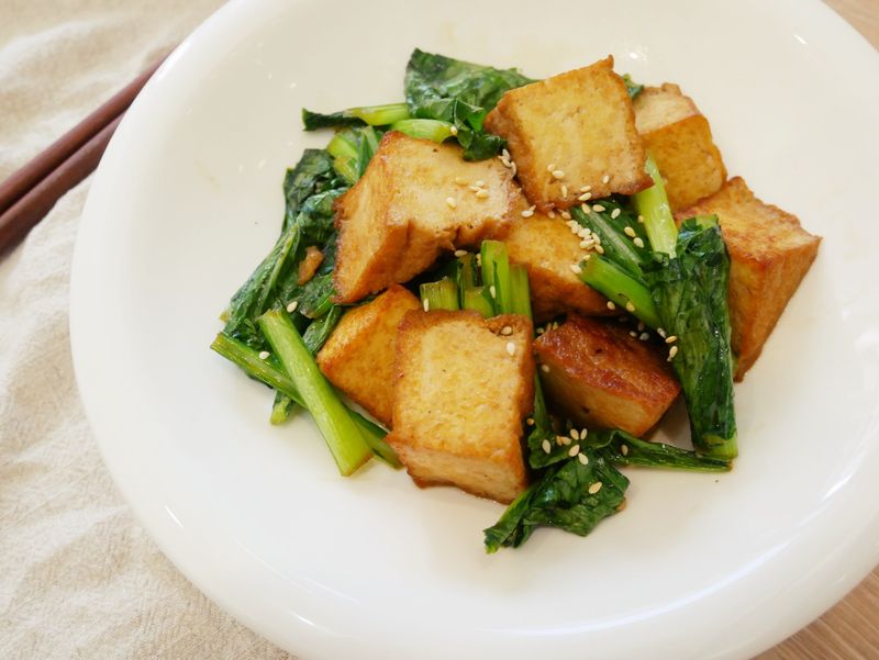 快手料理「小松菜炒油豆腐」真的太簡單啦!