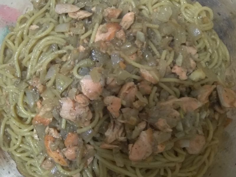 黑芝麻蒜汁醬佐鮭魚義大利麵