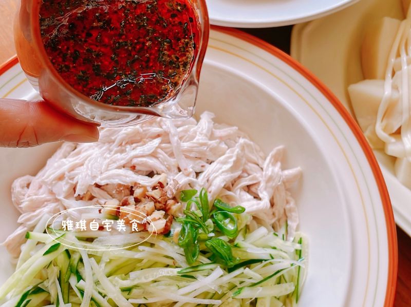 《香辣黑芝麻雞肉絲涼麵》高級涼麵