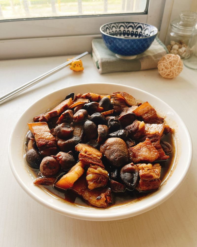 黑蒜草菇燉肉