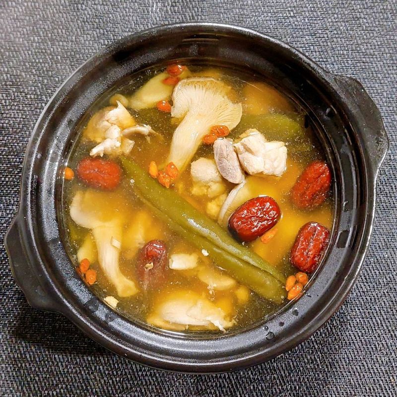 剝皮辣椒雞湯