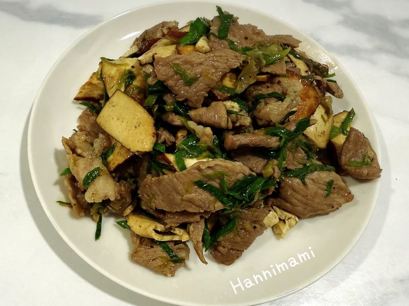 蒜苗炒梅花肉