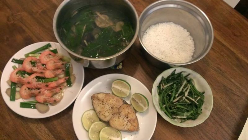 九層塔蛤蜊湯、燒酒蝦、檸檬土魠魚、薑絲皇宮菜