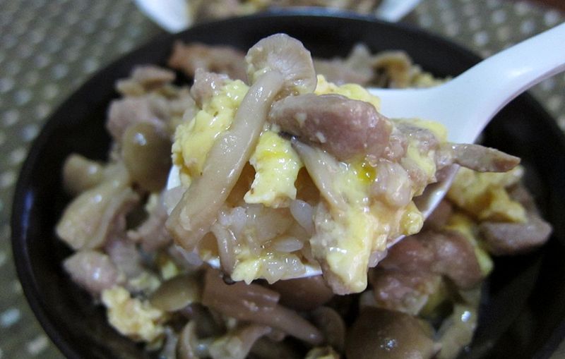 滑蛋鮮菇肉絲蓋飯